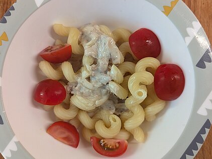 Nudeln mit Thunfisch-Sahne-Soße und frischen Tomaten