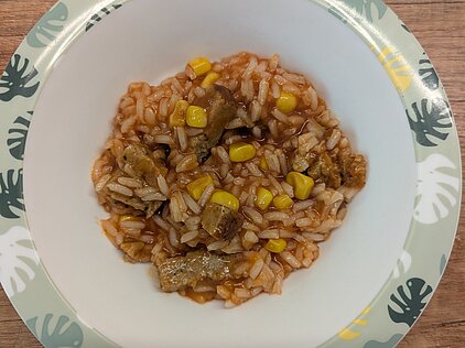 Reis in Tomatensoße mit Hackfleisch und Mais 