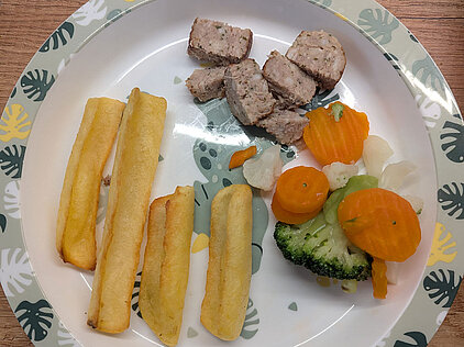 Kindertagespflege Burggartenzwerge Essen - Frikadellen mit Pommes und Gemüse