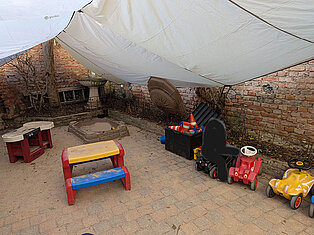 Kindertagespflege Burggartenzwerge - Outdoorbereich mit Regendach