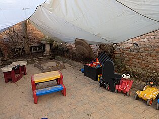 Outdoorbereich mit Regendach